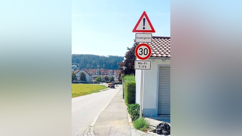 Vergangene Woche stellte das Landratsamt an der Unterglaimer Straße das Tempo-30-Schild auf. Damit soll der Weg zum Kindergarten für die Kinder sicherer werden.