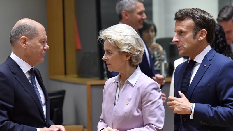 Ursula von der Leyen (CDU, M.), Präsidentin der Europäischen Kommission, spricht mit Bundeskanzler Olaf Scholz (SPD,l.), und Emmanuel Macron, Präsident von Frankreich, während eines Treffens am runden Tisch beim EU-Gipfel in Brüssel.