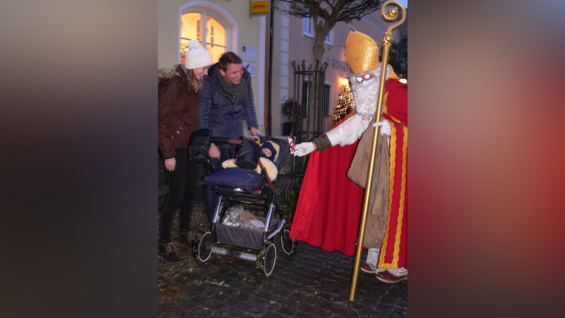 Der Nikolaus drehte seine Runden durch den Markt und verteilte Kleinigkeiten an die Kinder.