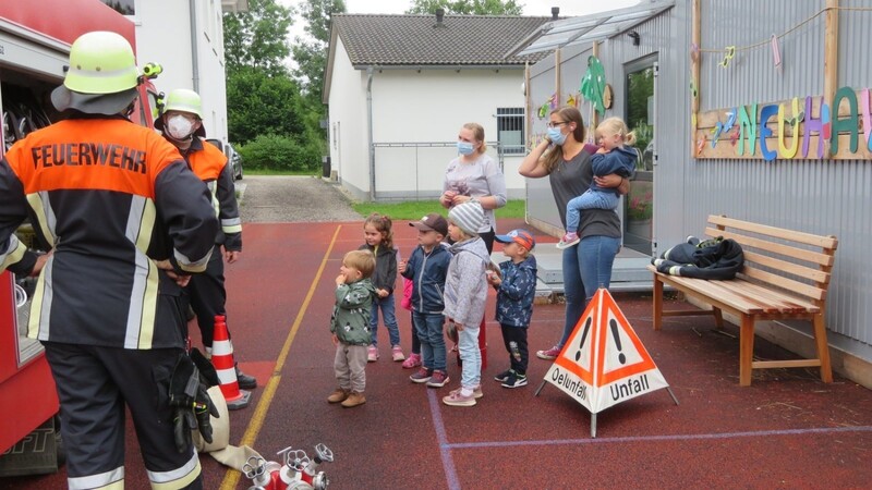 Die Kinder der Kindertagesstätte "Wiesenwichtel" bekamen Besuch von der Feuerwehr Unterneuhausen.