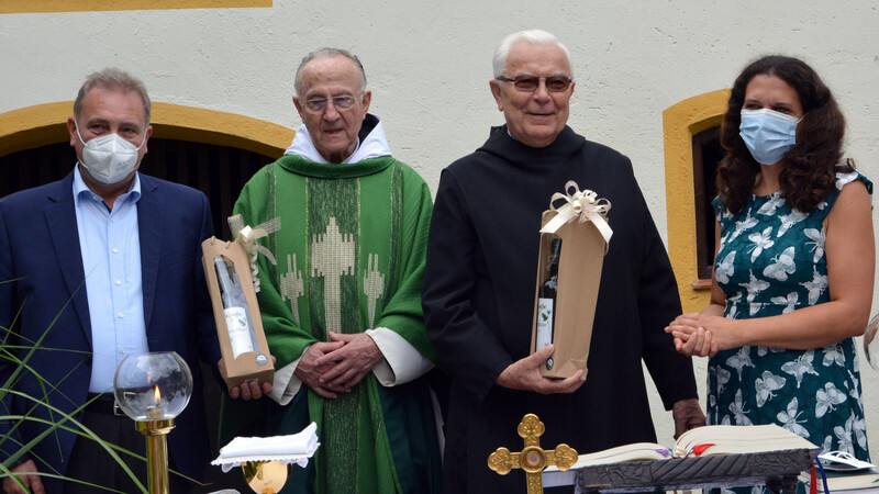 Ein kleines Dankeschön des PGR gab es für den Schirmherrn Pater Richard und Bruder Markus.