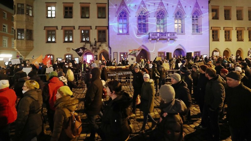 Rund 1.500 Menschen haben sich am Montagabend in der Landshuter Altstadt versammelt.