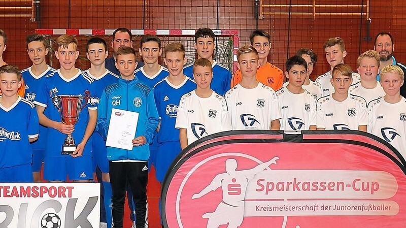 Mit dem Landkreismeister der C 1-Junioren, dem FC Dingolfing I (in blau), und dem Vize, der SG Teisbach I, freuten sich Juniorenspielleiterin Susi Hossmann (l.) sowie Thomas Frick vom Sponsor Teamsport Frick.