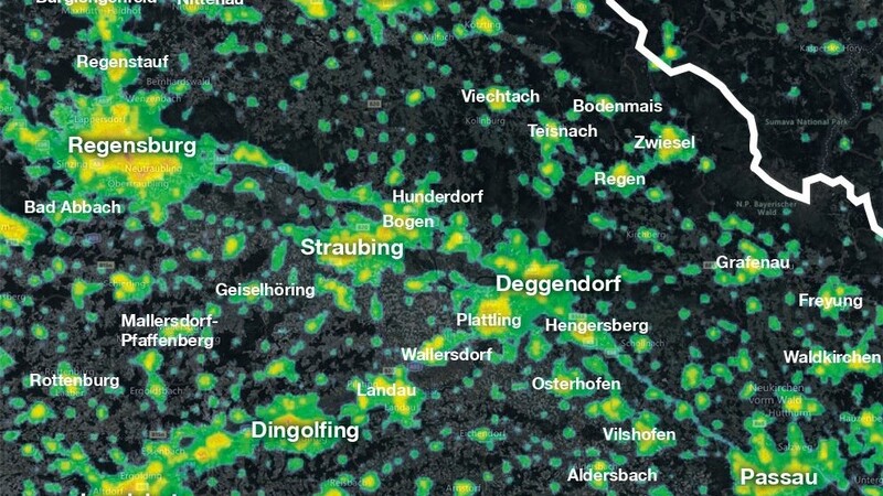 Ein Blick auf die Karte zeigt, welche Orte in Ostbayern am stärksten von der Lichtverschmutzung betroffen sind. Die grün (gering) bis roten (hoch) Flächen zeigen die Strahldichte an. Das bedeutet, wie viel Strahlung vom jeweiligen Ort an die Umgebung abgegeben wird. Die höchste Belastung gibt es im Stadtkern von Regensburg.