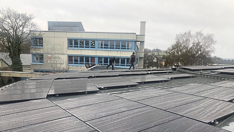 Das Foto zeigt die PV-Anlage der BERR auf dem Dach der Realschulmensa in Regenstauf.
