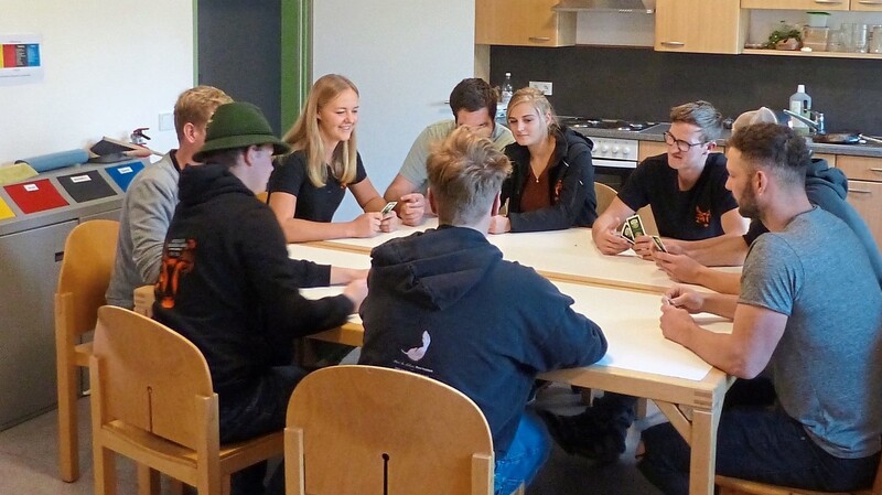 Auch außerhalb des Schulalltags ein gutes Team - die Studierenden der Ökoschule beim Kartenspielen im Sozialraum des Wohnheims.