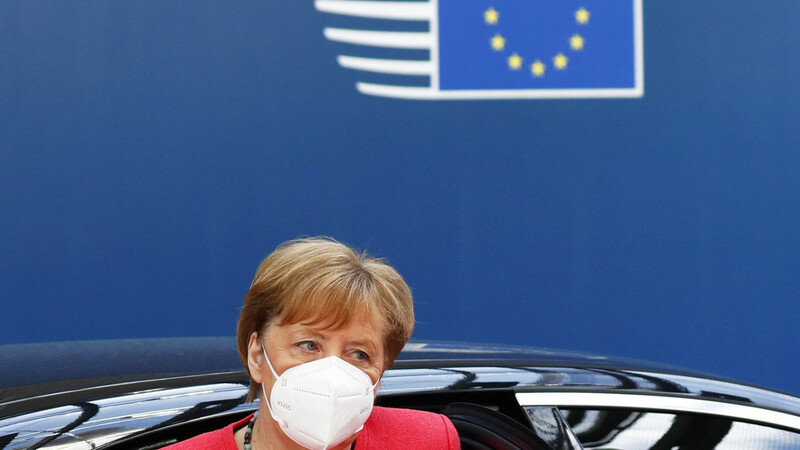 Bundeskanzlerin Angela Merkel trifft zur vierten Verhandlungsrunde ein.
