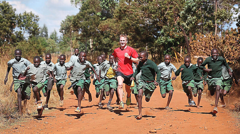 Jan Fitschen mit jungen kenianischen Läufern.