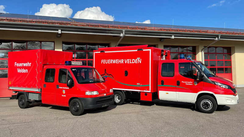 Der neue und der bisherige Gerätewagen Logistik der Feuerwehr Velden vor dem örtlichen Feuerwehr-Gerätehaus.