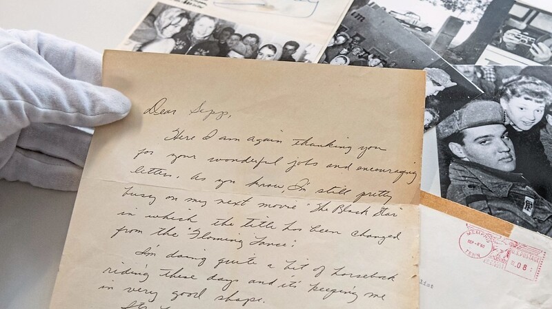 Ein handgeschriebener Brief von Elvis Presley und mehrere Originalfotos von einem Aufenthalt 1960 in der Oberpfalz.