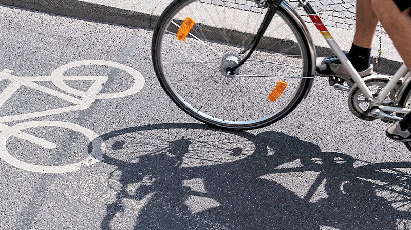 Vielen Sportlern, Umweltschützern und Zweiradpendlern kommt das Radlsymbol in bayerischen Städten noch viel zu kurz. Doch für eine Ausdehnung der Radwege ist vielerorts kein Platz.