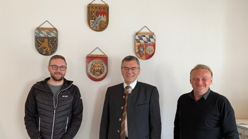 Staatsminister Florian Herrmann (Mitte) traf sich mit Bürgermeister Gerhard Betz (rechts) und seinem Stellvertreter Rainer Klier.