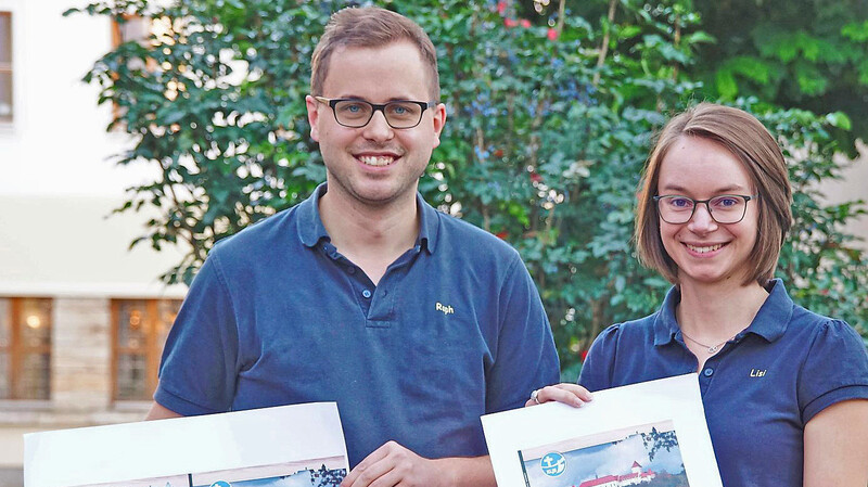 Die KLJB-Vorsitzenden Raphael Gritschmeier und Elisabeth Hack zeigen das Cover der Jubiläumschronik, die man ab sofort bestellen kann.