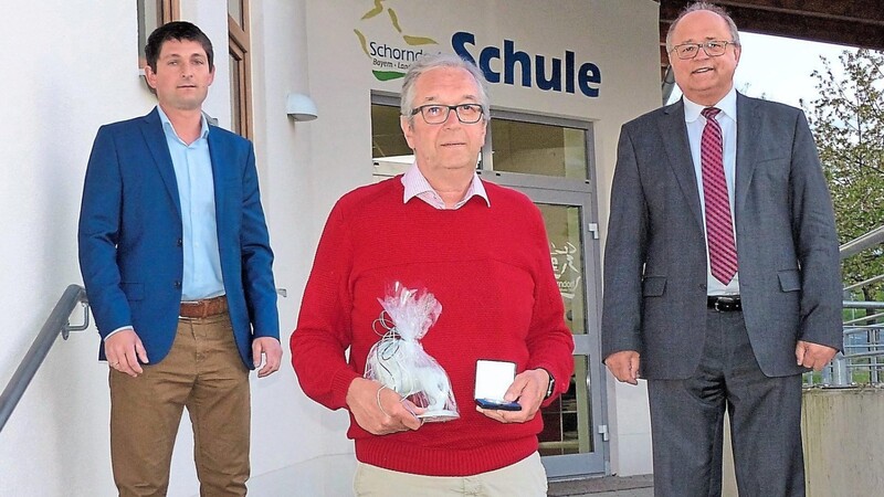 Zum Abschied nach 30-jähriger ehrenamtlicher Tätigkeit als Gemeinderat wurde Walter Reiser die Bürgermedaille - die vierte in der Geschichte der Gemeinde Schorndorf - verliehen.