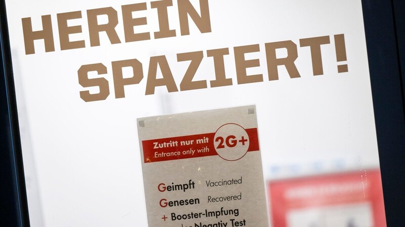 Ein Schild mit der Aufschrift "Zutritt nur mit 2Gplus - Geimpft / Genesen / plus Booster-Impfung oder Negativ Test" hängt am Kassenhaus des Deutschen Museum unter dem Schriftzug "Herein Spaziert!".