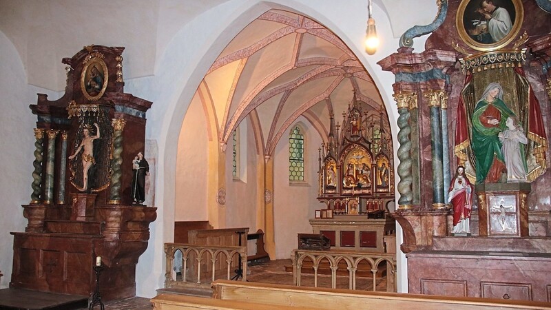 Drei Altäre bilden das Zentrum des Kircheninnenraums.