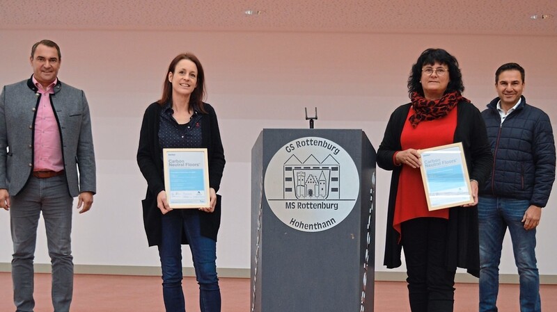 Bürgermeister Alfred Holzner, Kindergartenleiterin Steffi Dreher und stellvertretende Schulleitung Heidi Wargitsch (v.l.) freuten sich über das Zertifikat, das ihnen Helmut Wichmann überreichte.