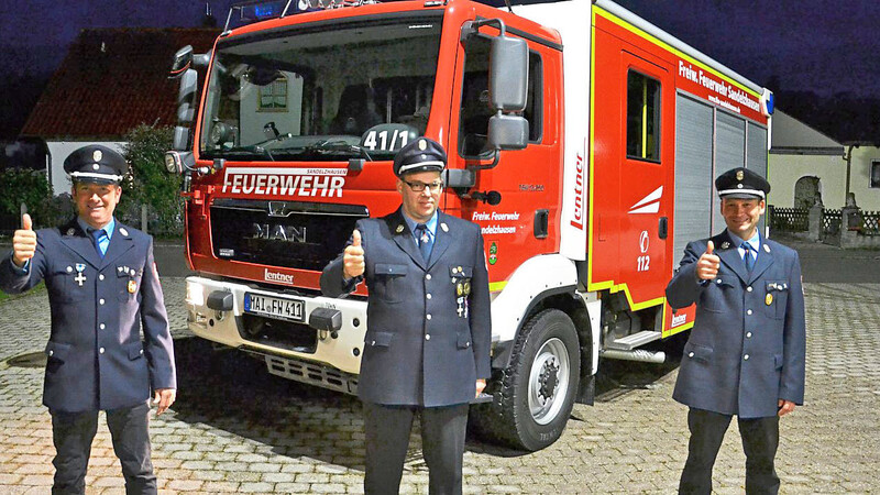 Daumen hoch: Die Feuerwehr-NORD-Kommandanten Martin Frank, Christoph Raab und Markus Gabelsberger (v. l.) bekommen zum neuen Domizil auch das Einsatzfahrzeug der FFW Sandelzhausen.