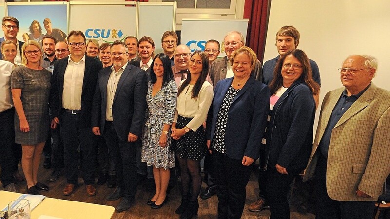 24 plus zwei für die Vilsbiburger CSU: Die Kandidaten der Christsozialen aus der Stadt und den Ortsteilen für die Stadratswahl im Jahr 2020 inklusive der beiden Ersatzkandidaten. Am Dienstag wurde die Wahl-Mannschaft bei der Aufstellungsversammung einstimmig bestätigt.