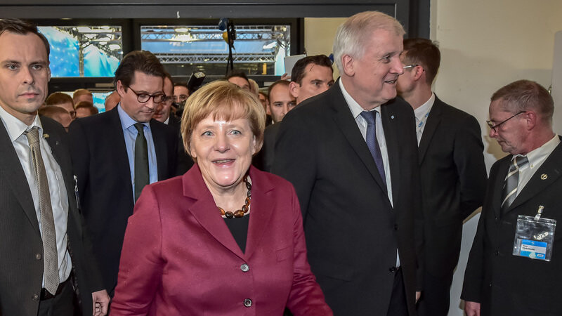 Angela Merkel wurde von der CSU freundlich empfangen. Den großen Beifall erhielt allerdings Horst Seehofer.