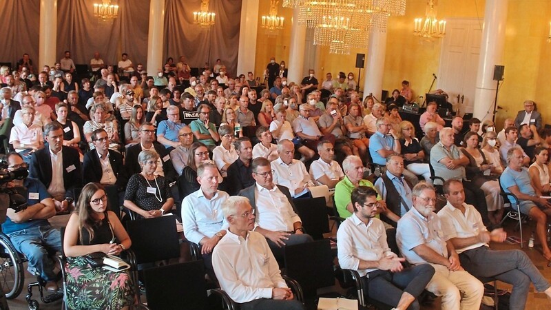 Rund 150 Bürger kamen am Dienstagabend zum ersten Dialogforum zur Stadtbahn in den Neuhaussaal.