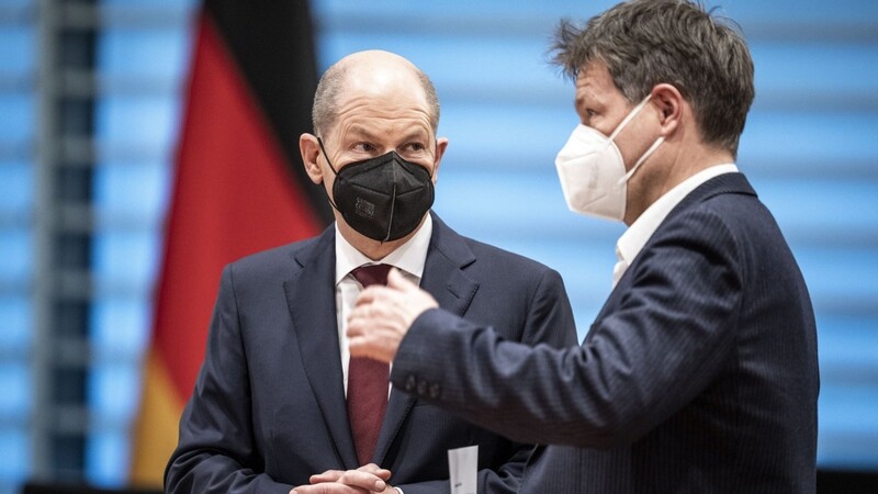 Bundeskanzler Olaf Scholz (SPD, l.) und Wirtschaftsminister Robert Habeck (Grünen) stehen vor großen Herausforderungen.