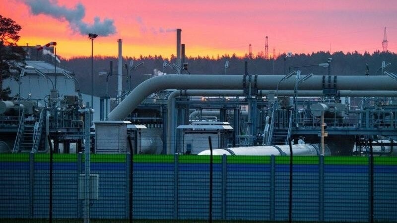 Blick auf Rohrsysteme und Absperrvorrichtungen in der Gasempfangsstation der Ostseepipeline Nord Stream 2.