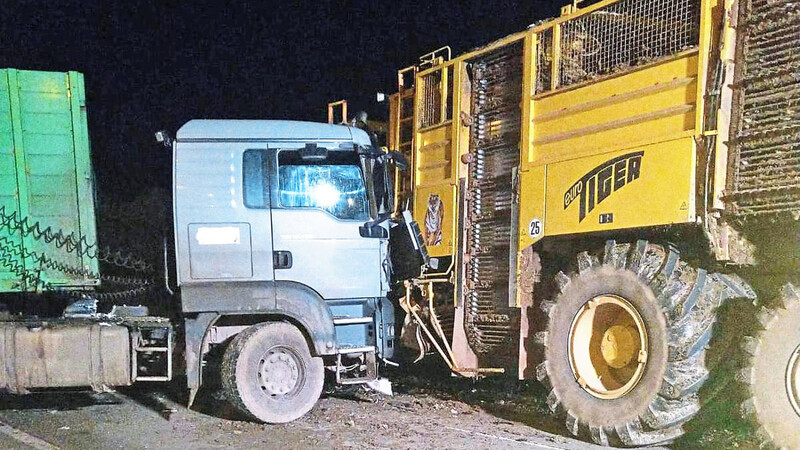 In der Nacht zum Donnerstag kollidierte in Straßkirchen ein Lastwagen mit einem Zuckerrübenvollernter.