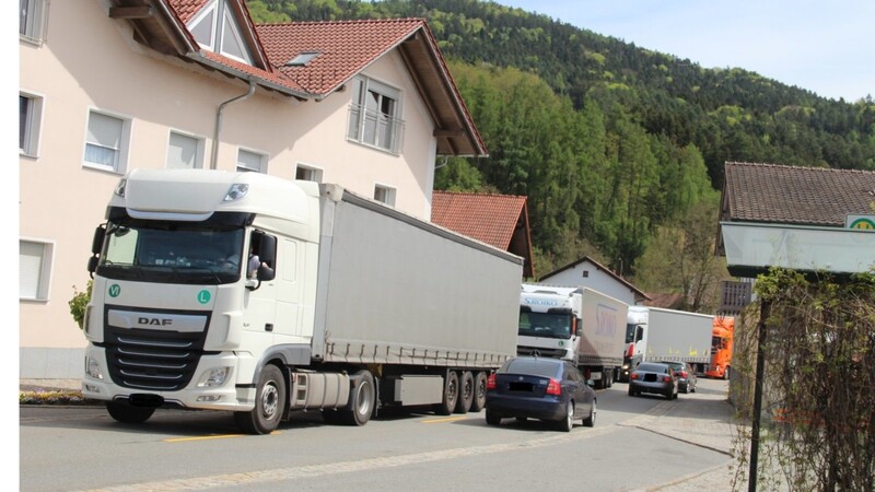Unzählige Lastwägen passieren jeden Tag die Ortsmitte in Stallwang.
