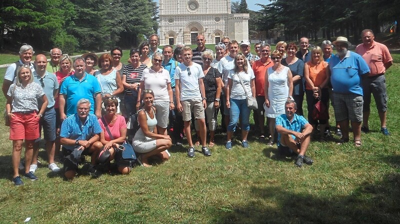 Reisegruppe vor der Kirche Santa Maria di Collamangio.