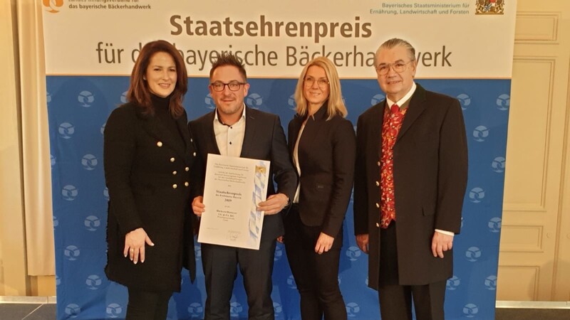 Ministerin Michaele Kaniber übergab den Ehrenpreis an Tanja und Jarno Hutterer.  Foto: Hutterer