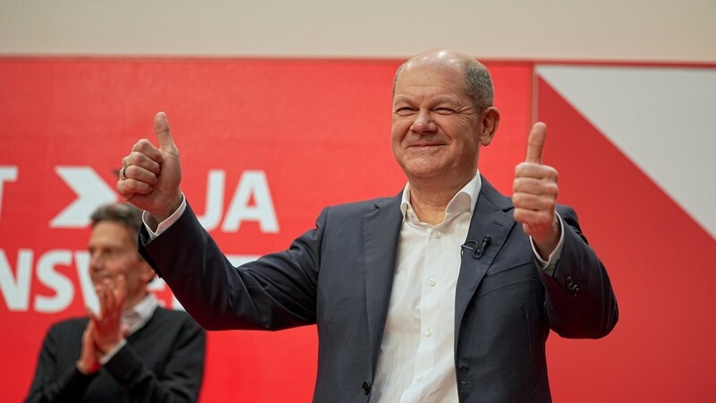 Der designierte SPD-Kanzler Olaf Scholz holt sich die Zustimmung seiner Partei zum Bündnis mit Grünen und FDP.