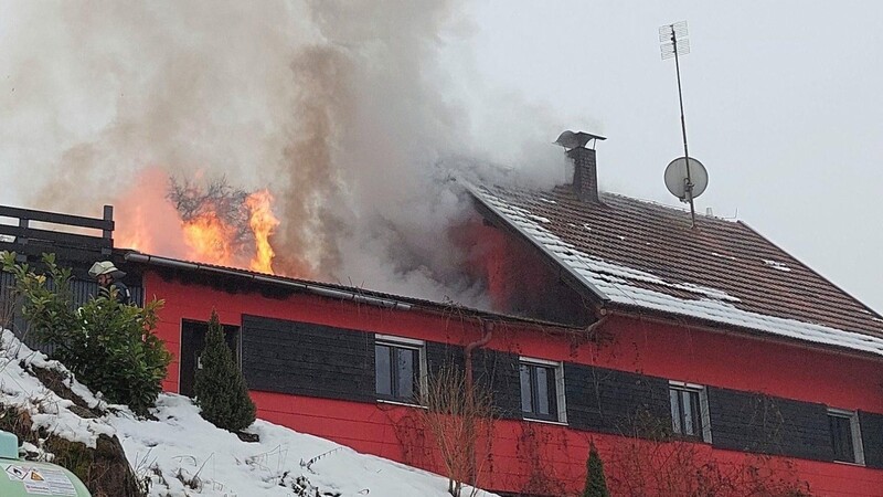 Der Anbau des Wohnhauses stand lichterloh in Flammen. Vorsätzliche Brandstiftung schließen die Ermittler als Brandursache aus.
