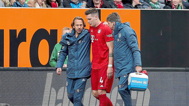EINEN KREUZBANDRISS ERLITTEN hat Niklas Süle im Bundesliga-Spiel des FC Bayern München beim FC Augsburg im Oktober des vergangenen Jahres