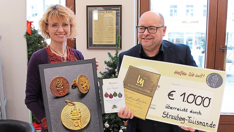 Jürgen Seissler (rechts) hat 1000 Euro an Claudia Karl-Fischer vom Tagblatt-Marketing übergeben.