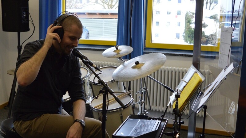 Schlagzeuglehrer Tobias Haunsperger hat sich sein digitales Unterrichtszimmer in der Musikschule eingerichtet.