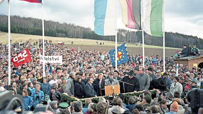 Tausende Menschen aus Ost und West waren am 26. Januar 1990 zur symbolischen Grenzöffnung nach Höll-Lísková gekommen.
