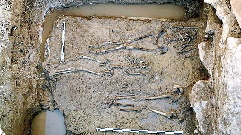 Bisher wurden vier Skelette ermittelt, von denen zwei einen Rosenkranz bei sich haben.