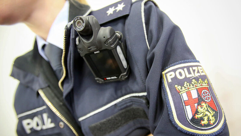 Eine rheinland-pfälzische Polizistin trägt am 13.01.2016 im Polizeipräsidium in Mainz (Rheinland-Pfalz) während einer Pressekonferenz zum Sicherheitskonzept des Landes Rheinland-Pfalz für die bevorstehenden Fastnachtstage zu Vorführzwecken eine Bodycam (Video-Kamera an der Uniform).