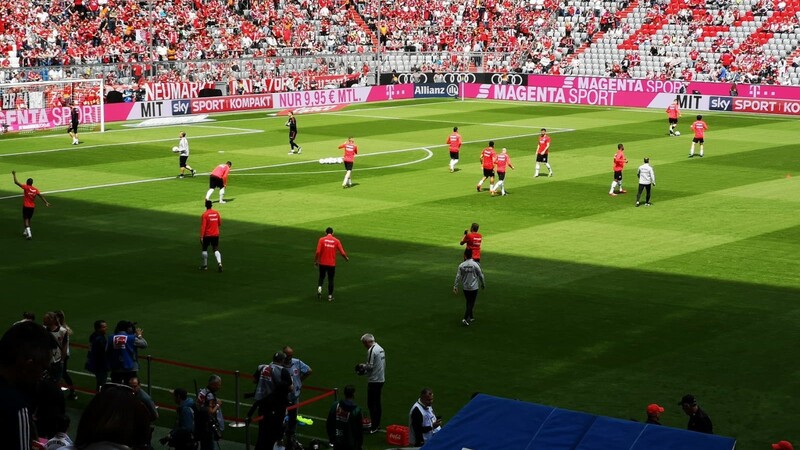 Die Spieler von Eintracht Frankfurt wärmen sich in der Allianz Arena auf.