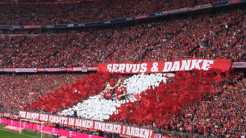 Die Fans des FC Bayern verabschieden Franck Ribéry und Arjen Robben.