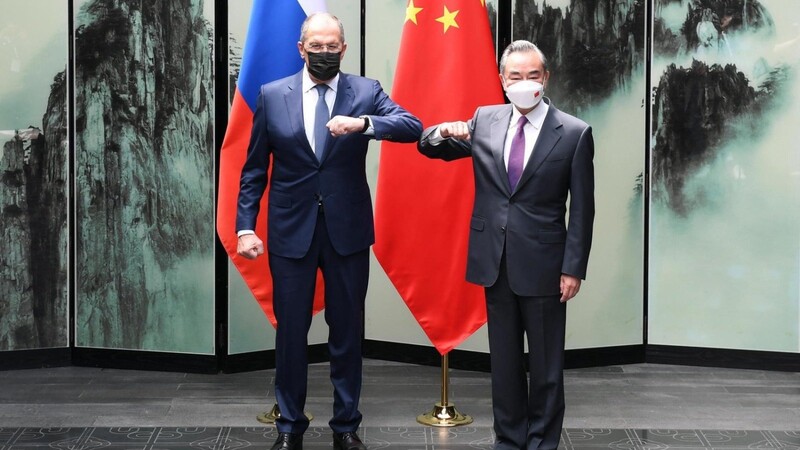 Der russische Außenminister Sergej Lawrow (l.) und sein chinesischer Amtskollege Wang Yi im März bei einem Treffen in China. Verhandlungen mit China könnten der einzige Ausweg aus der derzeit verfahrenen Situation sein, kommentiert unser Autor.