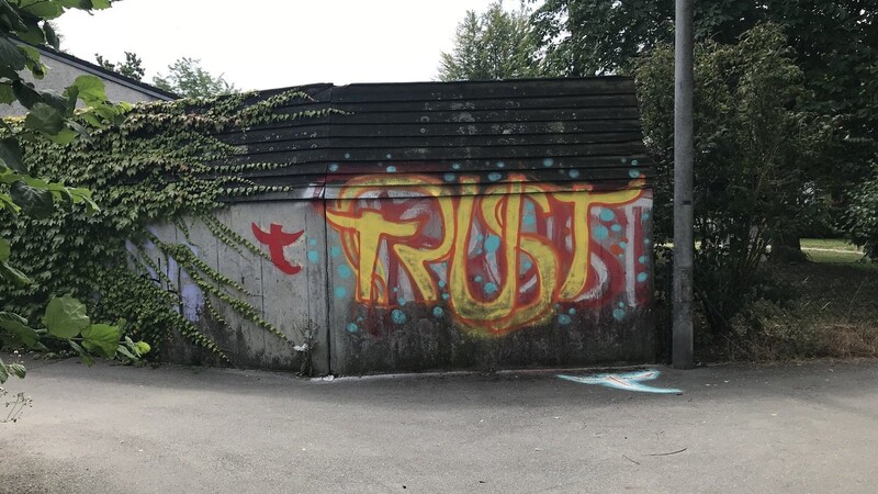 Seit Anfang Juli beschmiert ein unbekannter Sprayer Wände in der Stadt mit der Aufschrift "Trust", wie hier an der Karl-Bickleder-Straße.