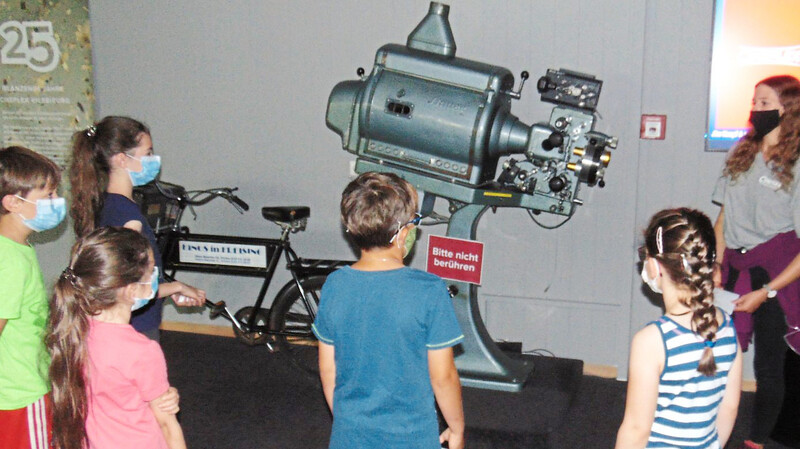 Kino von gestern: Katrin Lehner zeigte den Ferienkindern einen 35 mm-Projektor, mit dem Filme vor der Digitalisierung gezeigt wurden.