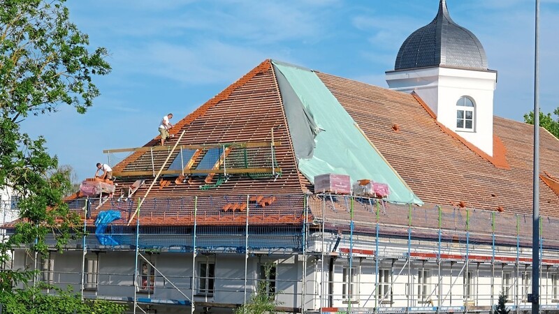 Das Dach des zukünftigen TUM-Gebäudes wird gedeckt.