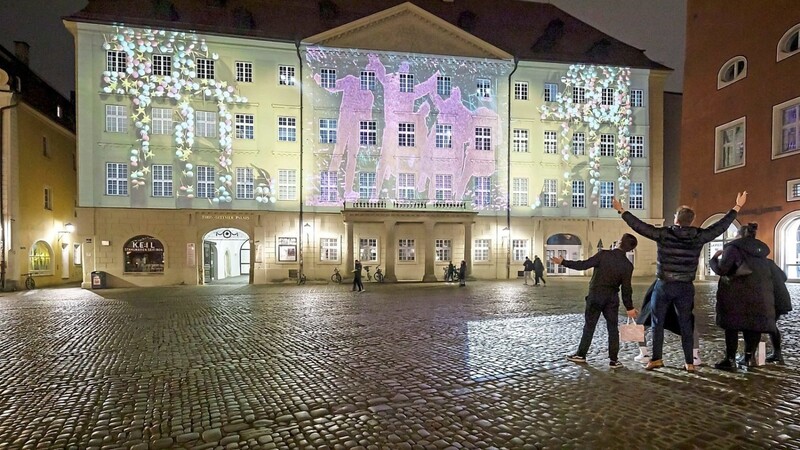 Wer hat noch nciht, wer will nochmal? Bis nächsten Donnerstag lann die interaktive Weihnachts-Illumination an der Fassade des Thon-Dittmer-Palais mit eigenem Köpereinsatz bewegt werden.
