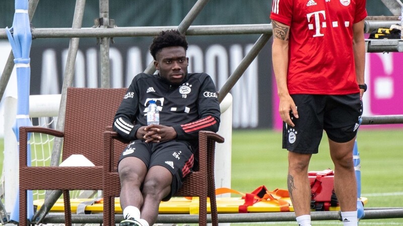 Unfreiwillige Pause: Bayern-Jungstar Alphonso Davies sitzt am Mittwoch am Rand des Trainingsplatzes und schaut zu.