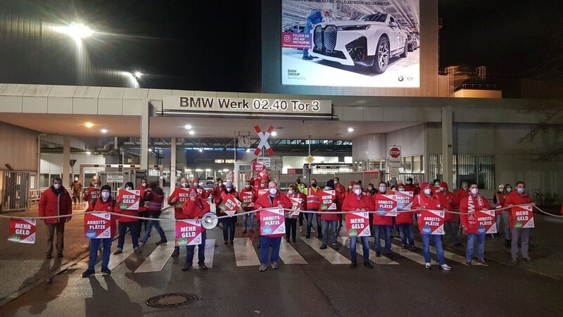 Eine Menschenkette gab es am Dienstagmorgen vor dem BMW-Werk Dingolfing.