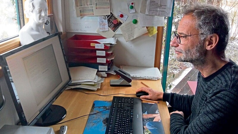 Gymnasiallehrer Hans Irler an seinem heimischen PC.