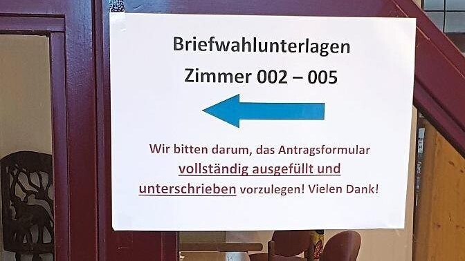 Ein Schild weist Besucher des Viechtacher Rathauses darauf hin, wo sie die Briefwahlunterlagen beantragen können.